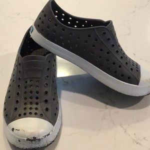 NATIVE like dark gray girls sz 1. Great condition